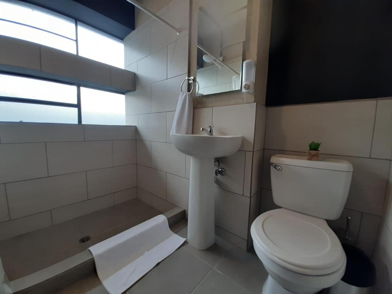 Hostal Amaya Guatemala City ภายนอก รูปภาพ